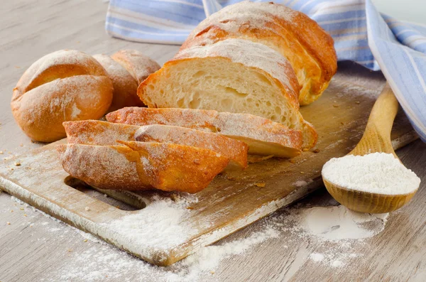 Bread slices and flour — Stock Photo, Image