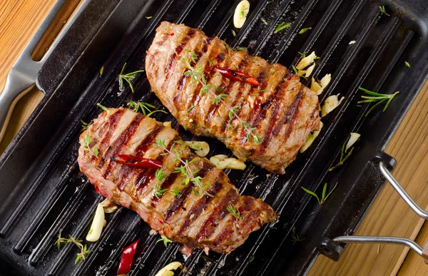 Bifes de carne na grelha — Fotografia de Stock