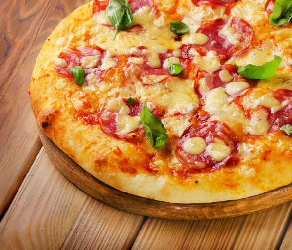 チーズとサラミのピザ — ストック写真