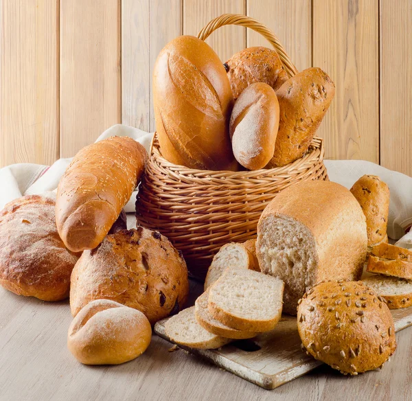 Loafs de pão na cesta — Fotografia de Stock