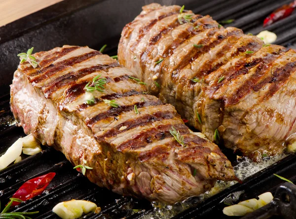 グリル鍋で牛肉ステーキ — ストック写真