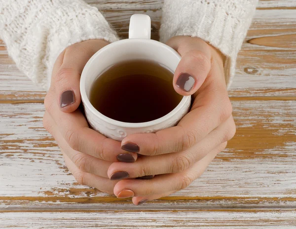 Bir fincan çay tutan kadın. — Stok fotoğraf