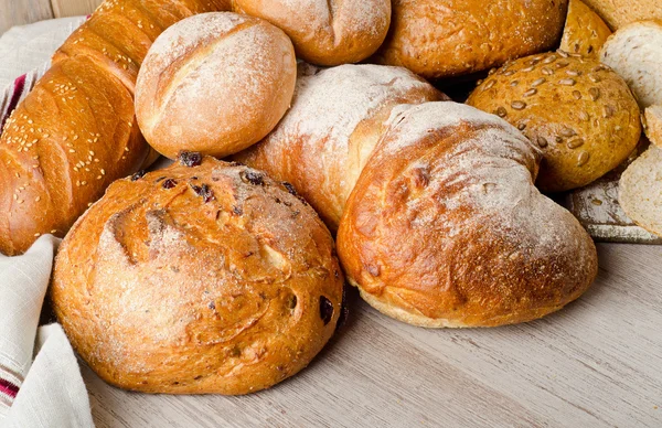 Brot auf Holzgrund — Stockfoto