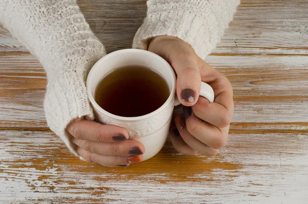 Bir fincan çay tutan kadın. — Stok fotoğraf