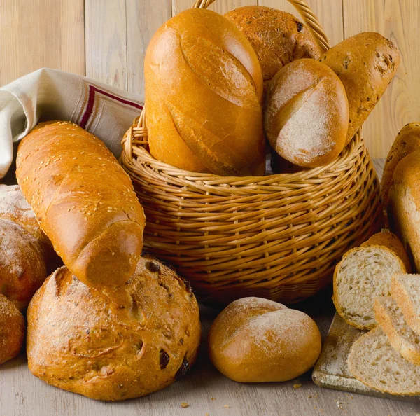 ขนมปังสดในตะกร้า — ภาพถ่ายสต็อก