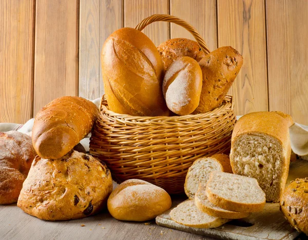 Pão fresco em uma cesta — Fotografia de Stock