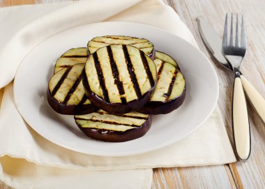 Izgara patlıcan dilimleri.