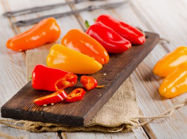 Kesme tahtası üzerinde taze biber