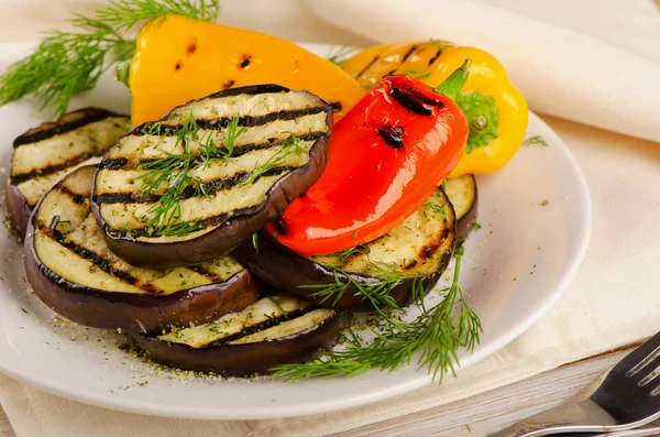 Grillad aubergine och paprika — Stockfoto