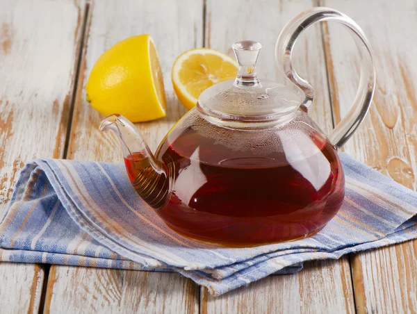 Чайник чая с лимоном — стоковое фото