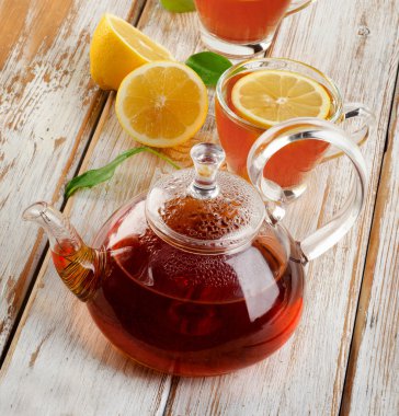 Sıcak çay ve limon dilimleri