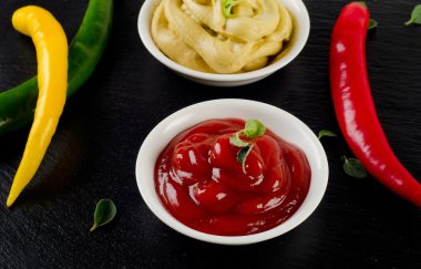 Domates ve hardal sosu