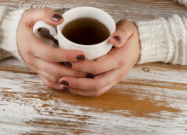 Woman holding cup — Stock Photo, Image