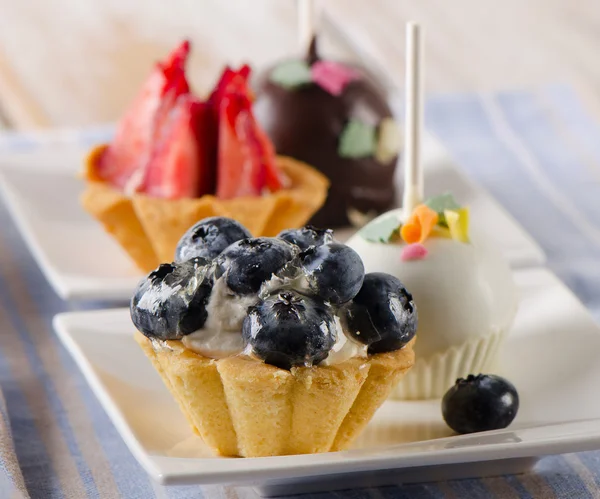 Cakes with berries and cake pop — Stock Photo, Image