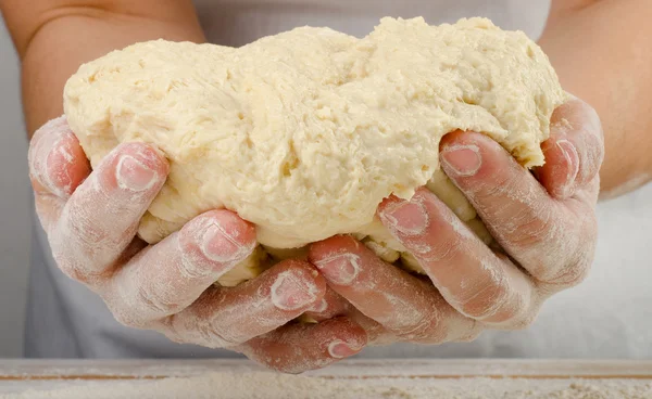 Hände, die Teig halten — Stockfoto