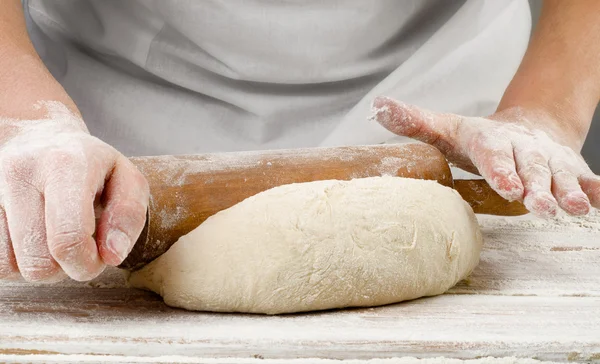 Руки готовят тесто со скалкой — стоковое фото