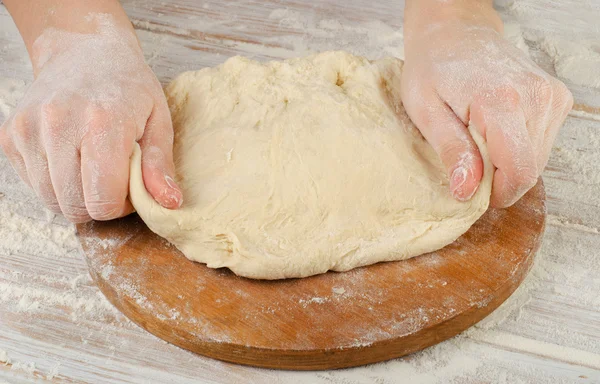 Mani che preparano pasta — Foto Stock