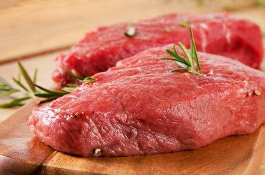 Otlar ile çiğ biftek