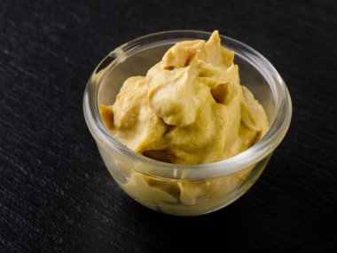 Cam kasede hardal sosu