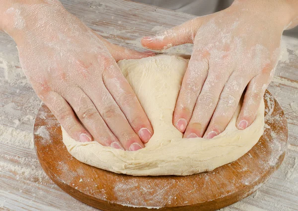 Руки готовят тесто — стоковое фото