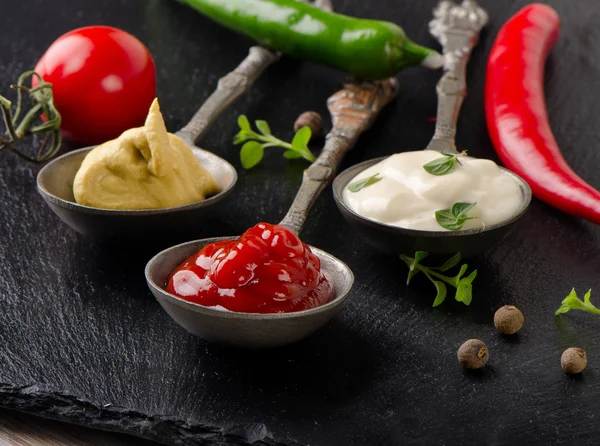Mostaza, ketchup y mayonesa — Foto de Stock