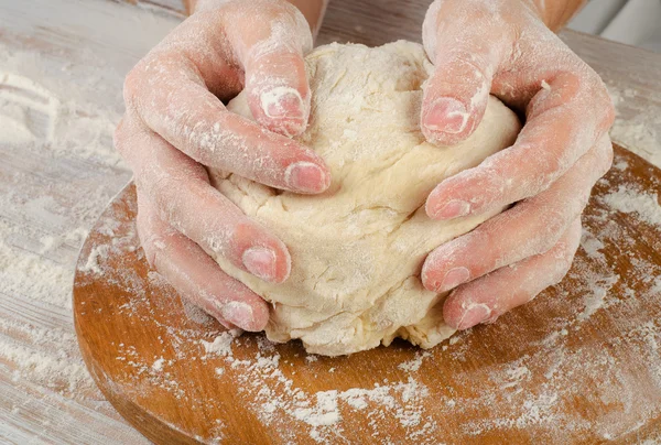 Manos preparando la masa — Foto de Stock