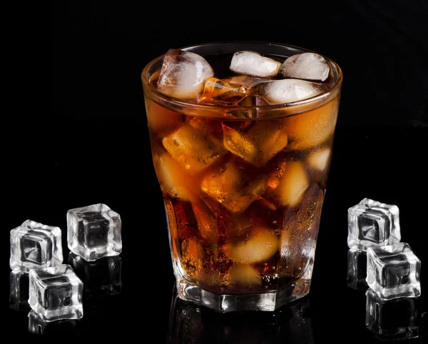 Bicchiere di cola con ghiaccio — Foto Stock