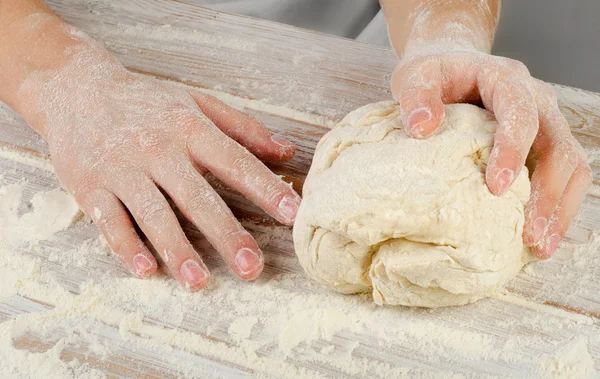 Mãos a preparar a massa — Fotografia de Stock