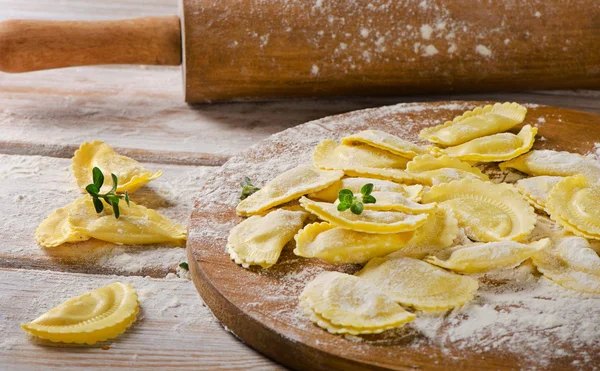 Sajtot ravioli a fa tábla — Stock Fotó