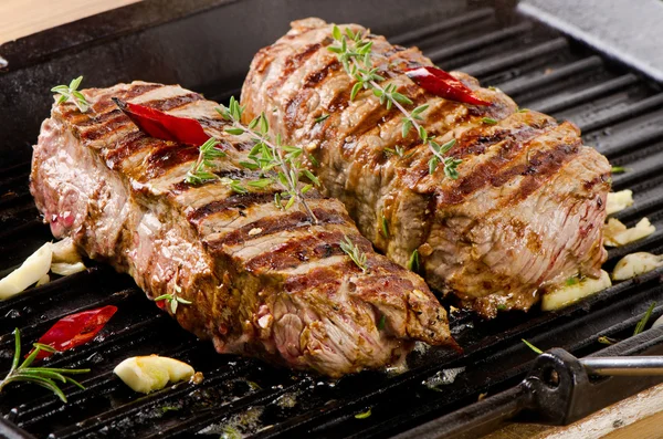 Gegrilltes Rindersteak mit Kräutern — Stockfoto