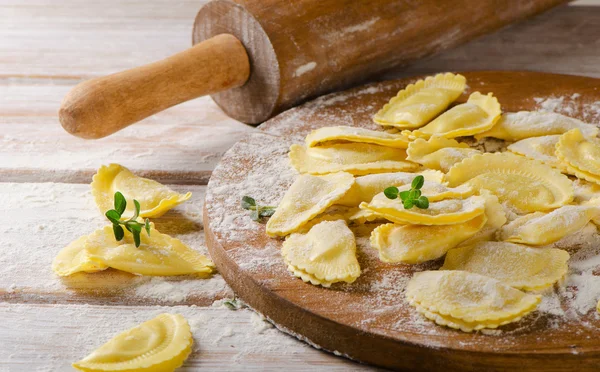 Raviolis au fromage sur planche de bois — Photo