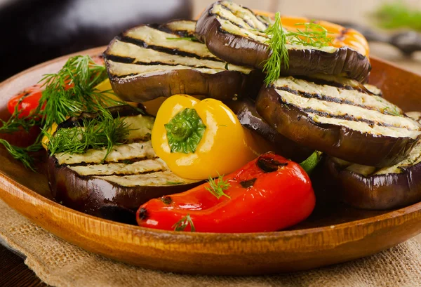 Berenjena a la parrilla y pimientos —  Fotos de Stock