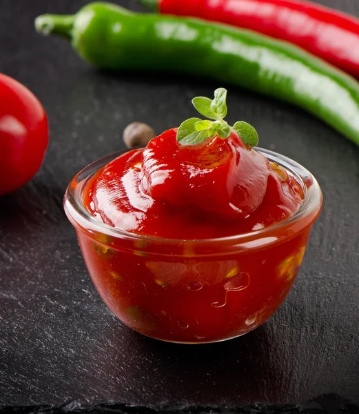 Salsa de tomate en tazón de vidrio — Foto de Stock