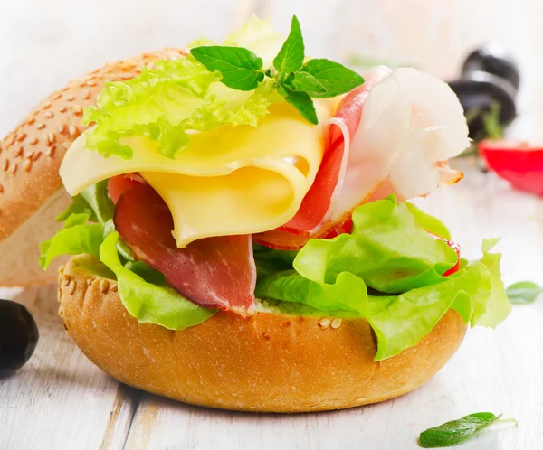Свежий здоровый сэндвич — стоковое фото