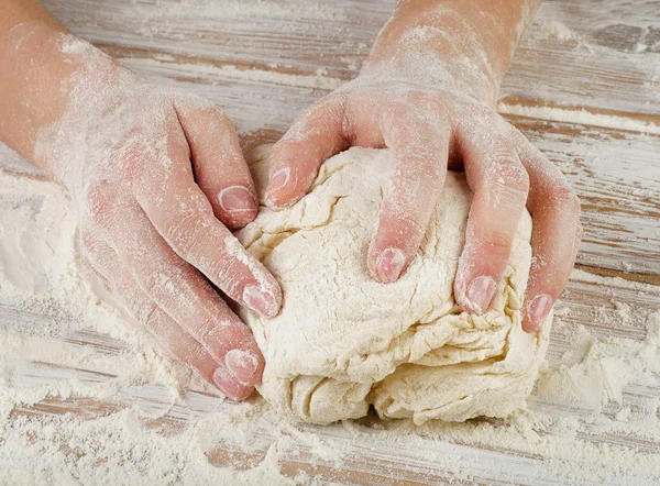 Mãos a preparar a massa — Fotografia de Stock