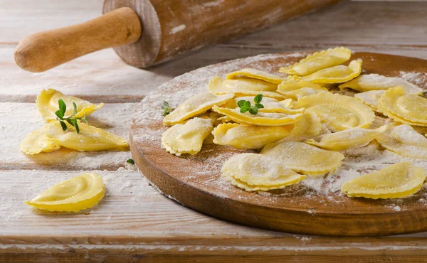 Raviolis au fromage sur planche de bois — Photo