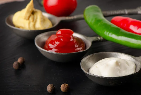 Senf, Ketchup und Mayonnaise — Stockfoto