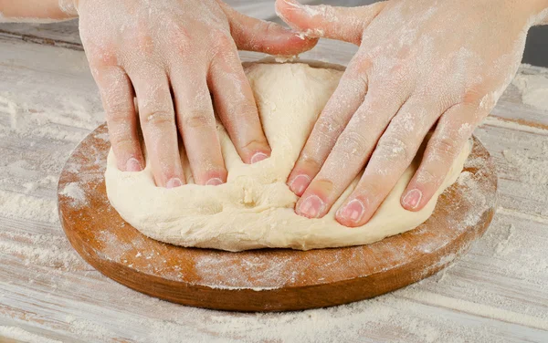 Mains préparant la pâte Images De Stock Libres De Droits