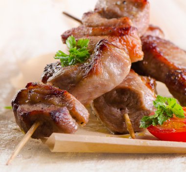Domuz kebap sebze ile devam eder
