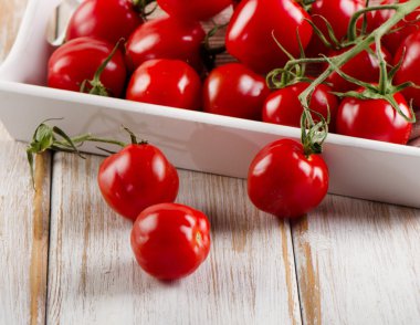 Ahşap beyaz kutu domates