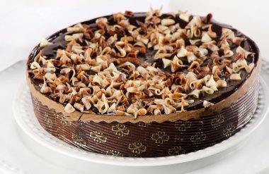 Beyaz plaka üzerinde tüm çikolatalı kek