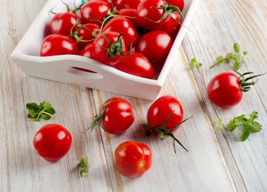 Ahşap beyaz kutu içinde taze domates