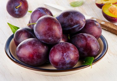 Tatlı Erik bir plaka üzerinde