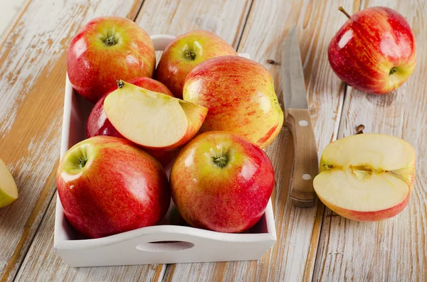 Rijpe appels in een doos . — Stockfoto