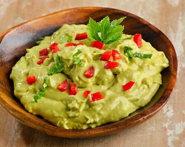 A fából készült asztal guacamole dip — Stock Fotó