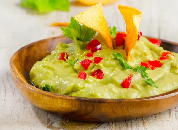 Csészében asztalra guacamole — Stock Fotó