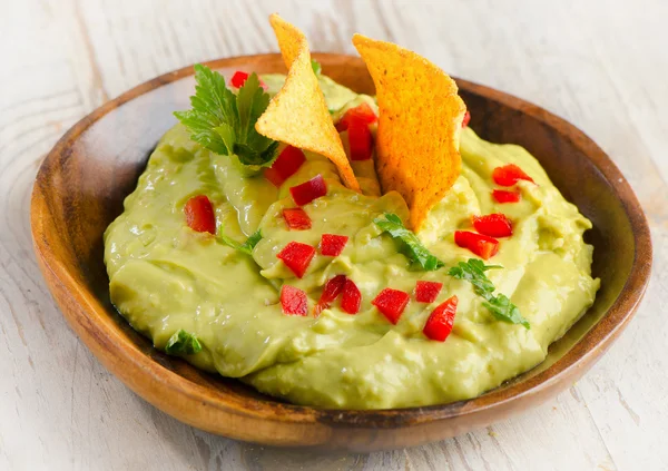 A fából készült asztal guacamole dip. — Stock Fotó