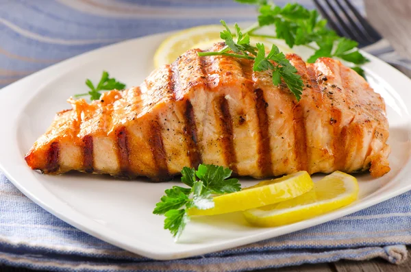 Salmon panggang dengan lemon dan ramuan . — Stok Foto