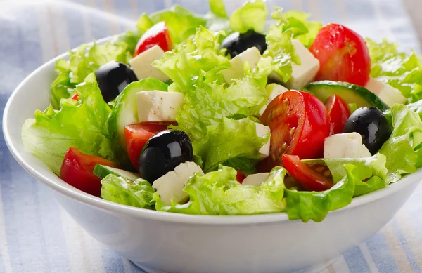 Salat mit frischem Gemüse und Feta — Stockfoto