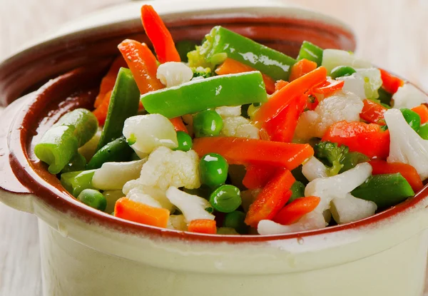 Légumes mélangés dans un bol vert — Photo